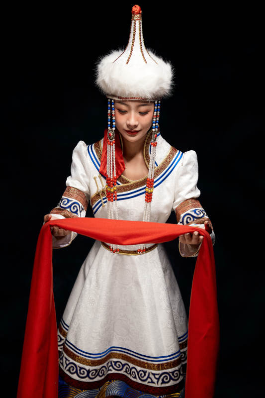 穿着蒙古族服饰的亚洲青年女性图片