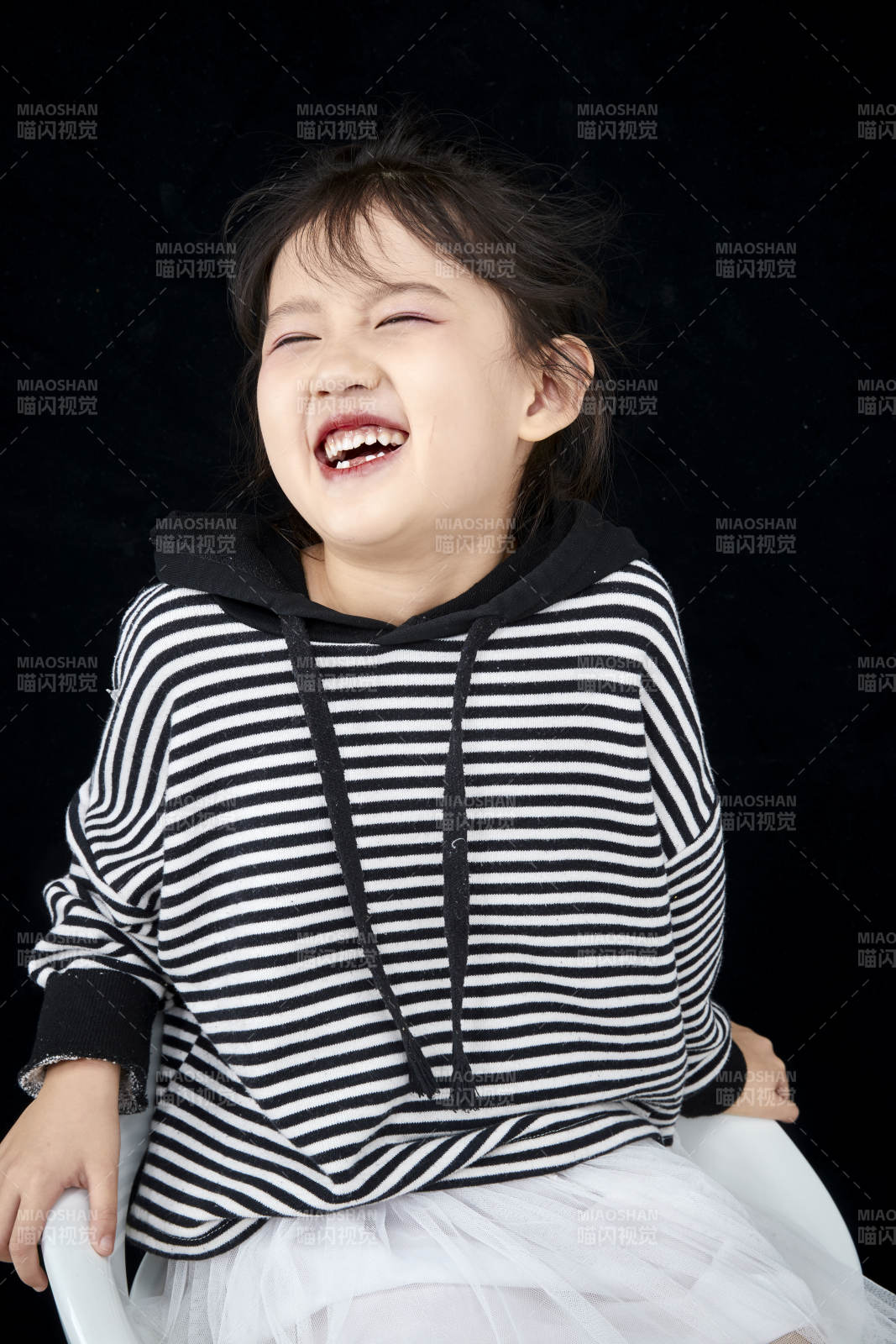 黑色背景的调皮可爱的亚洲小女孩儿童图片