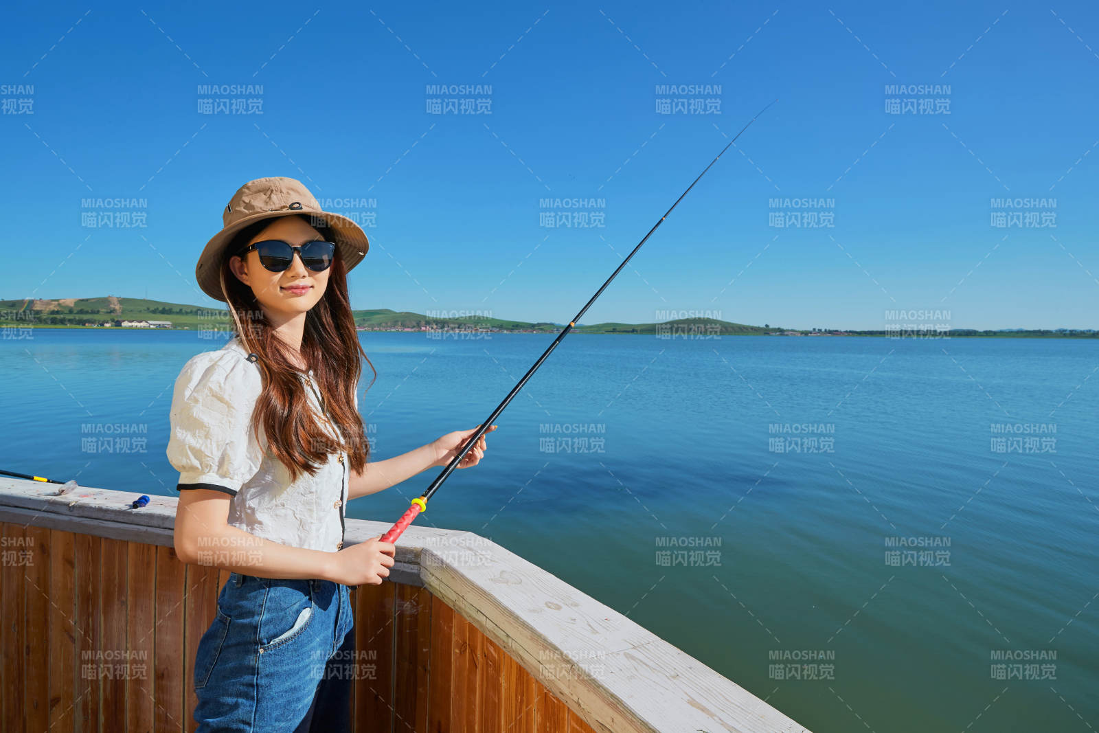 在湖畔木制帆船上的亚洲美女图片