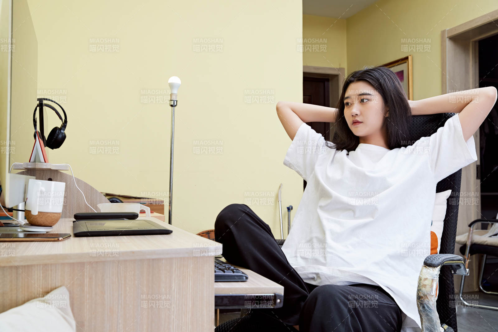 居家在电脑前创作插画的年轻美女图片