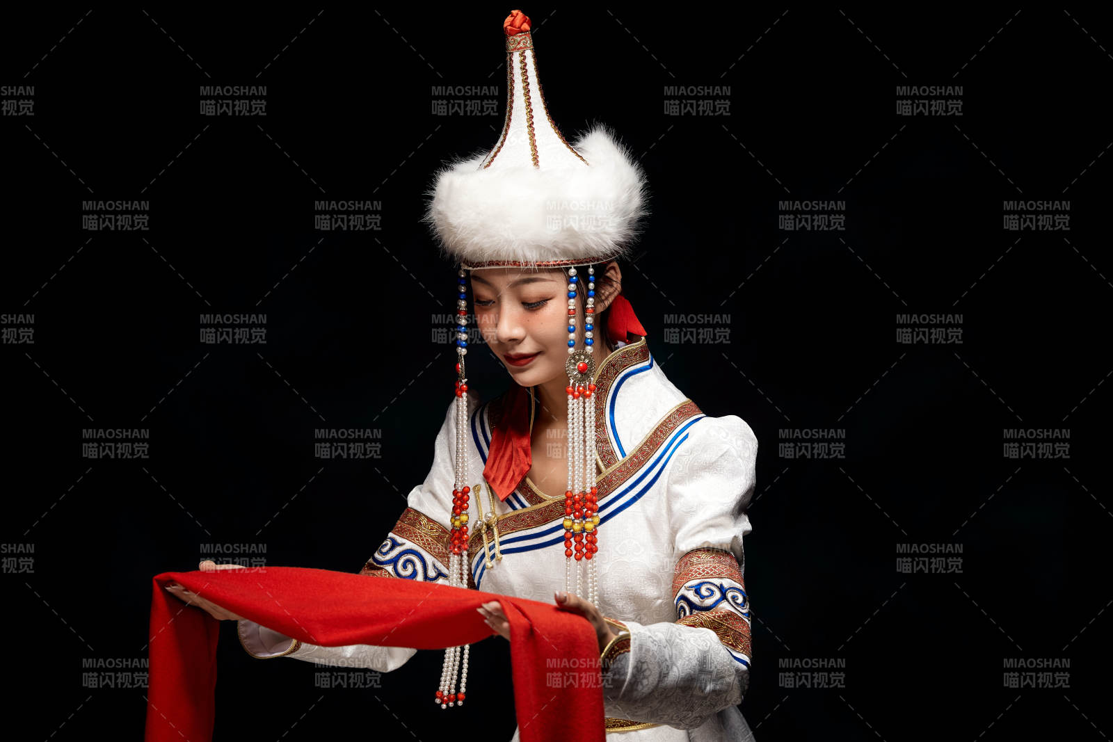 穿着蒙古族服饰的亚洲青年女性图片