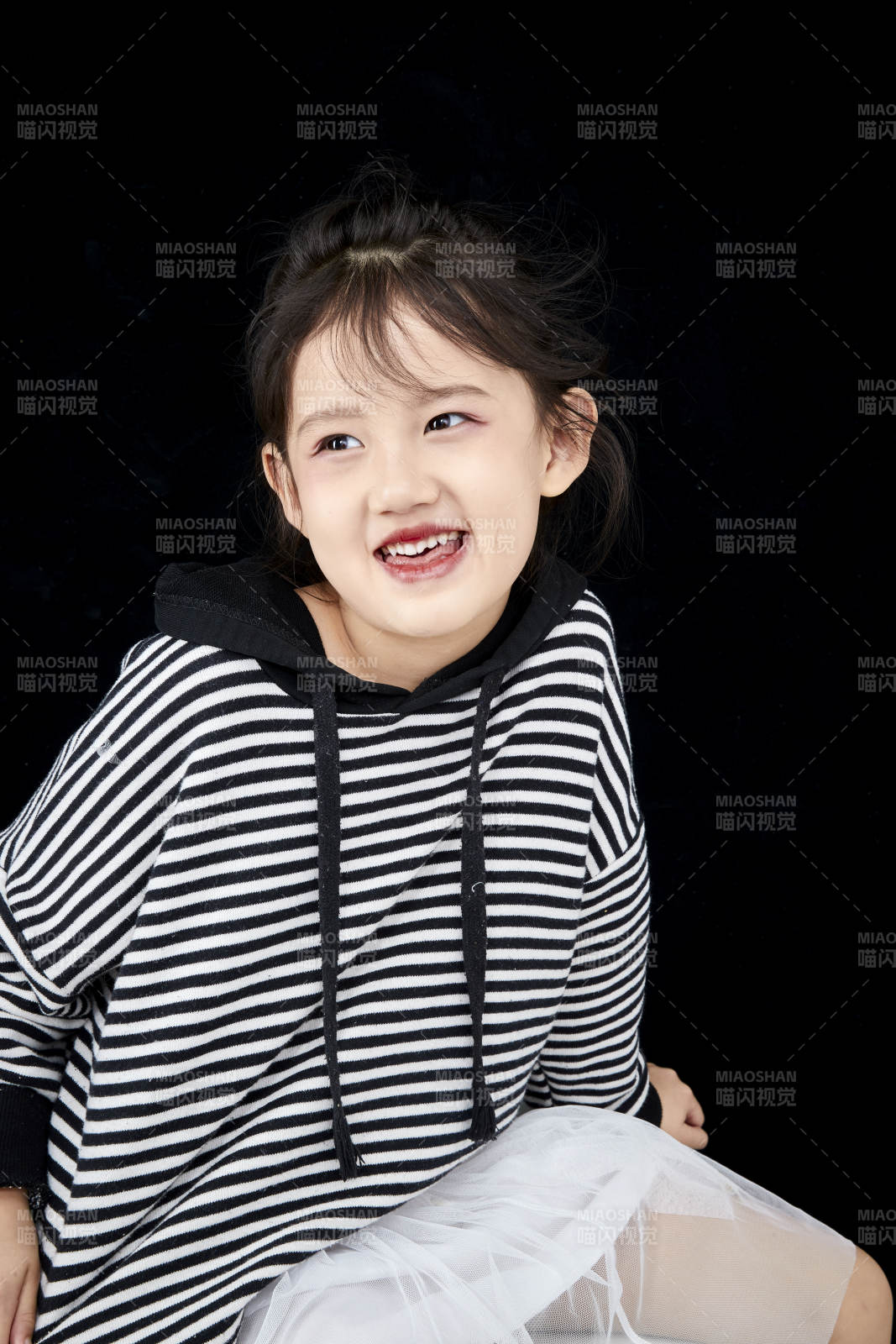 黑色背景的调皮可爱的亚洲小女孩儿童图片