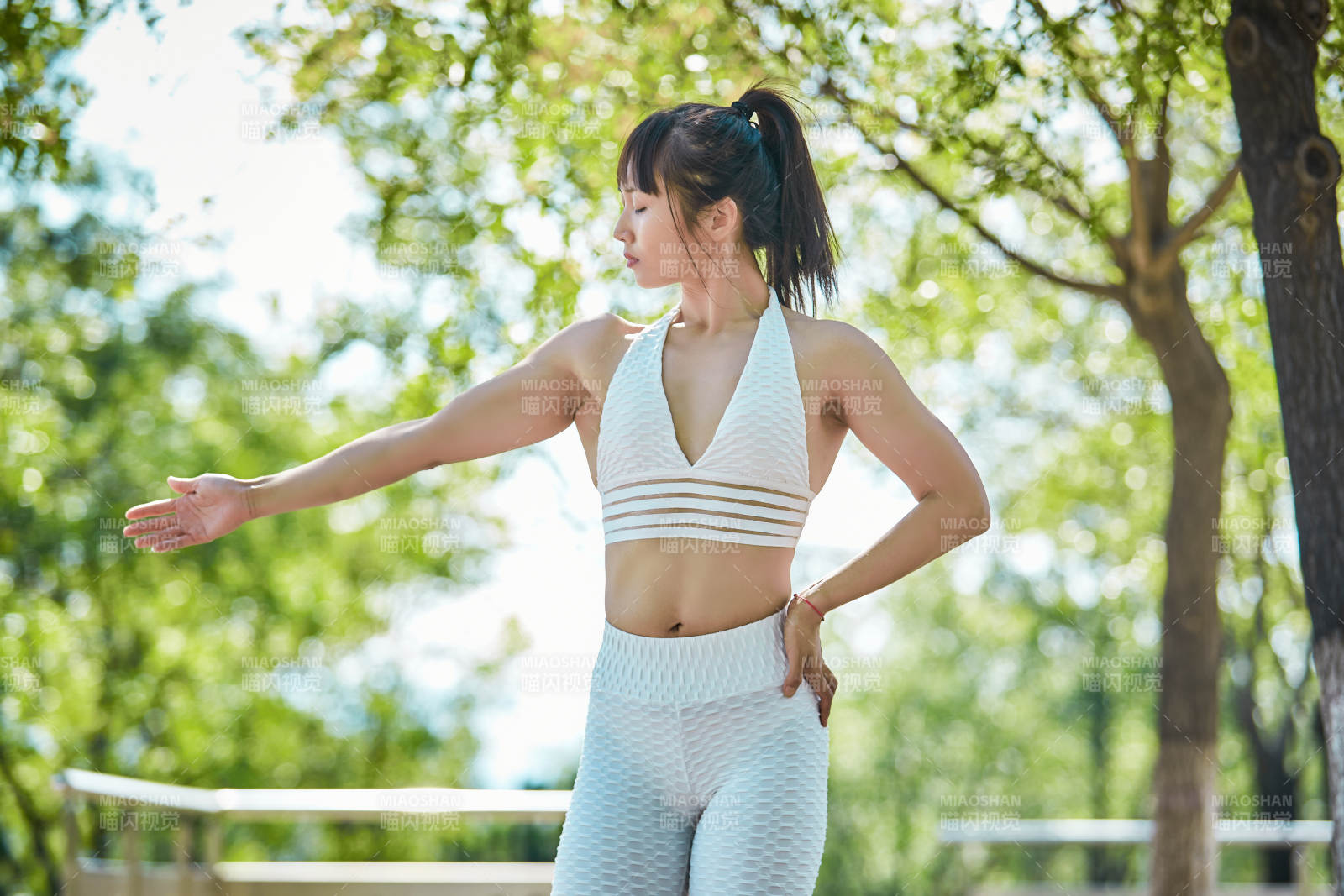 湖畔公园做瑜伽动作的亚洲年轻女性图片