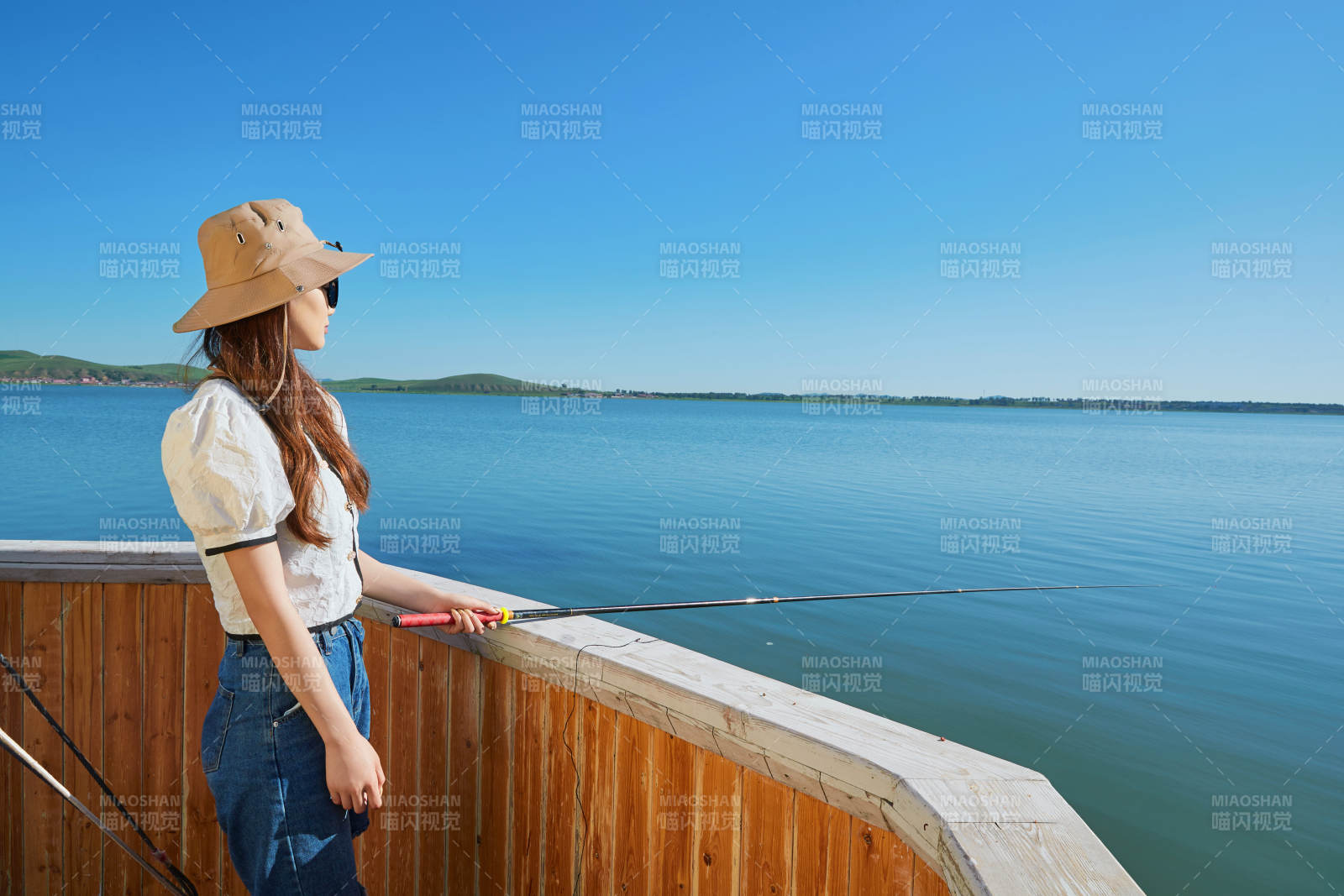 在湖畔木制帆船上的亚洲美女图片