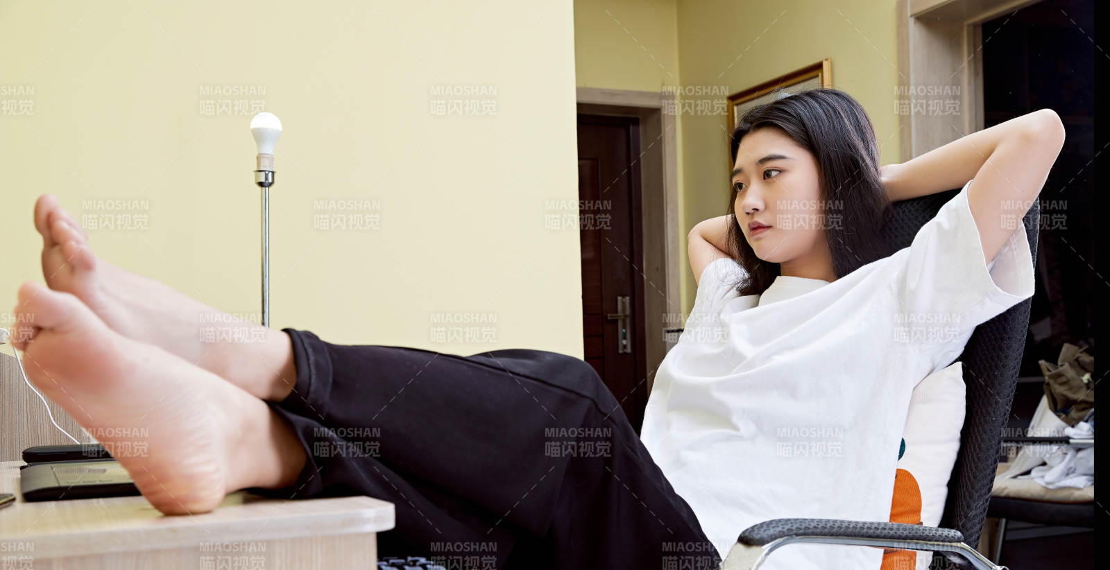 居家在电脑前创作插画的年轻美女图片