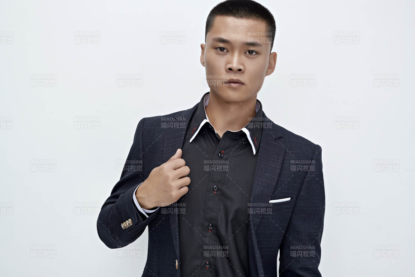 白色背景下的商务男士形象图片