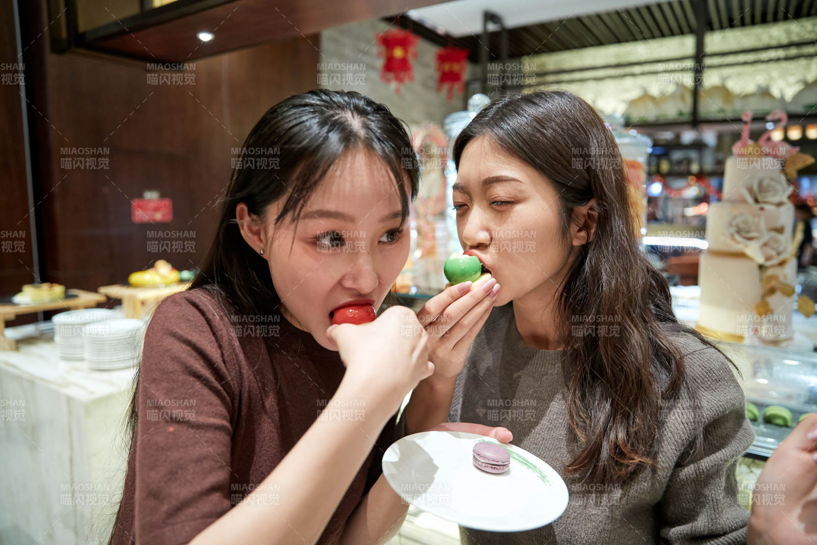 在酒店自助餐厅大吃特吃的亚洲可爱闺蜜少女图片