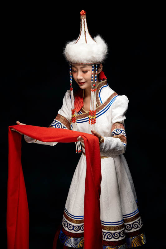 穿着蒙古族服饰的亚洲青年女性图片