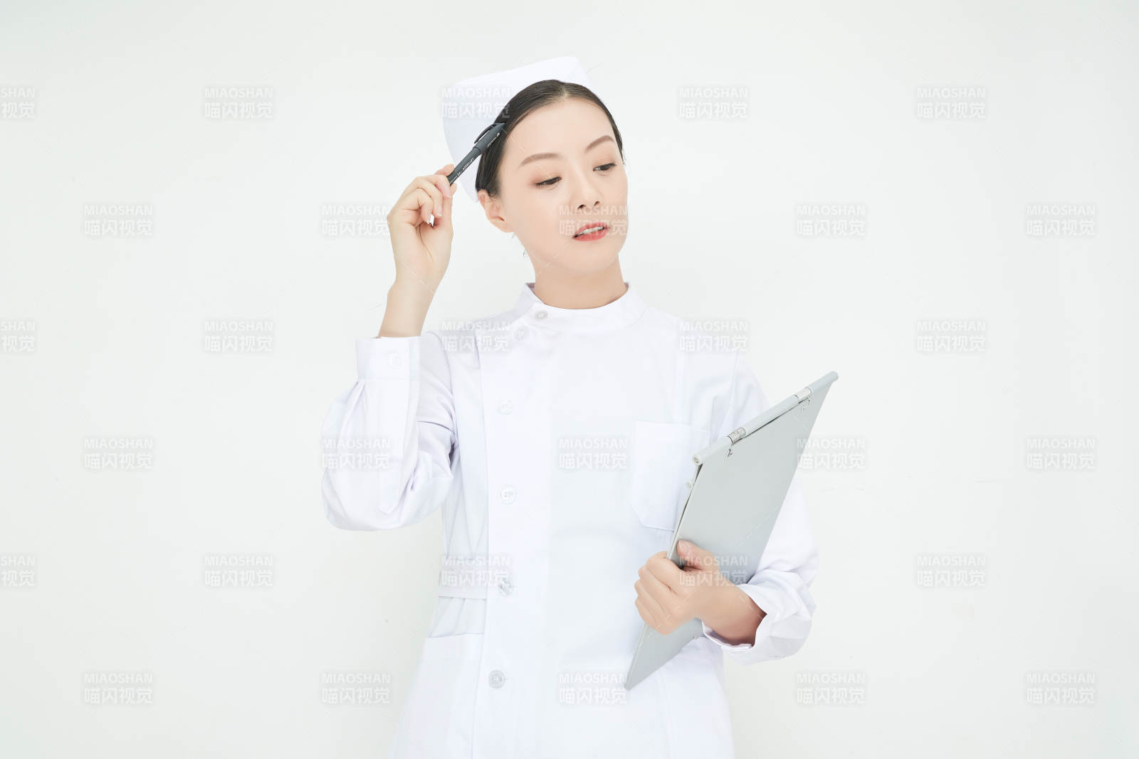 白背景里穿护士服手持病历夹的美女护士图片