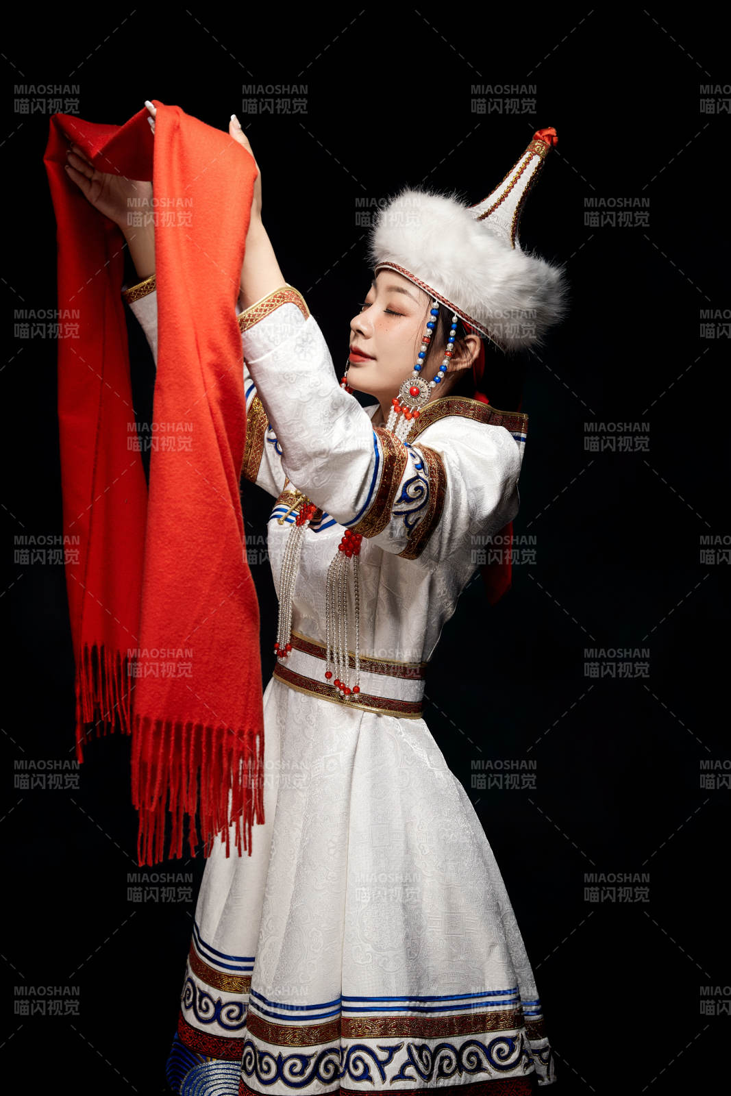 穿着蒙古族服饰的亚洲青年女性图片