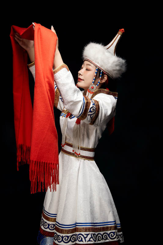 穿着蒙古族服饰的亚洲青年女性图片