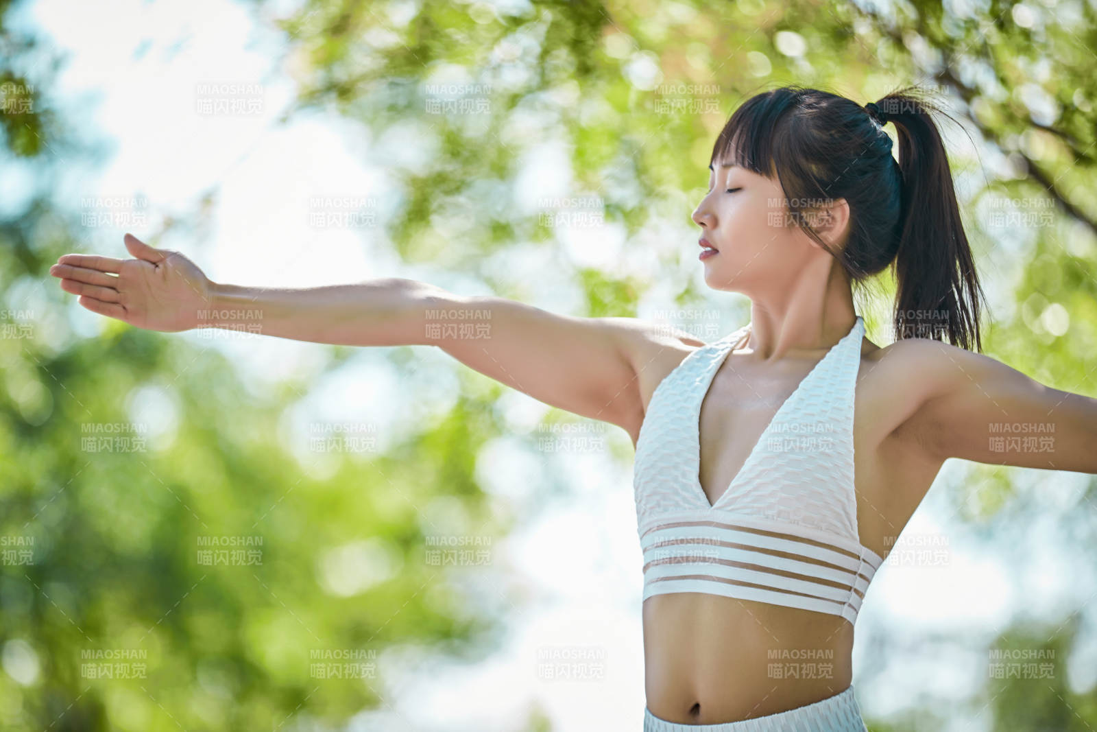 湖畔公园做瑜伽动作的亚洲年轻女性图片