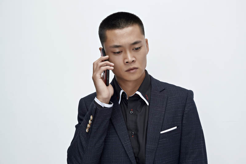 白色背景下的商务男士形象图片