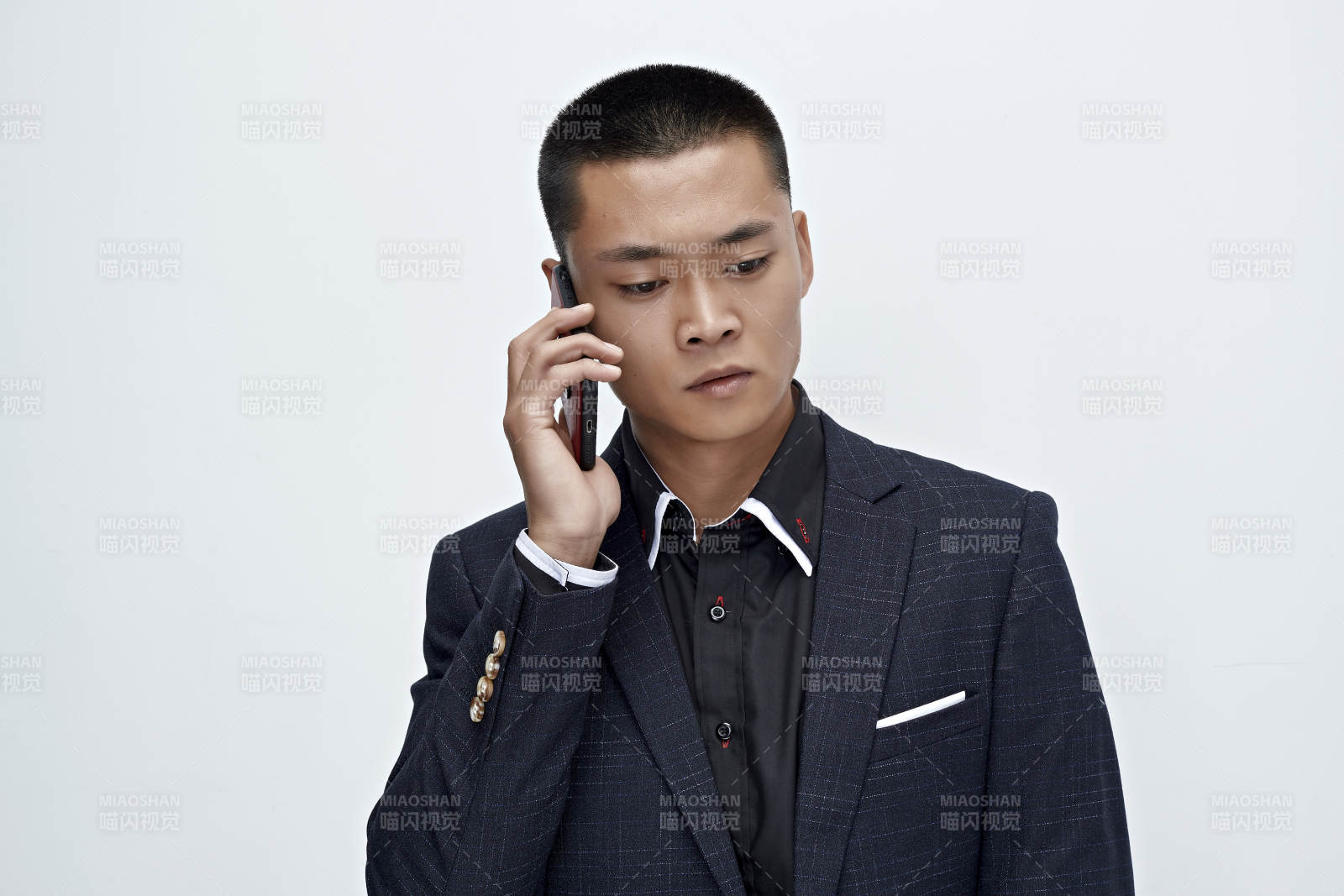 白色背景下的商务男士形象图片