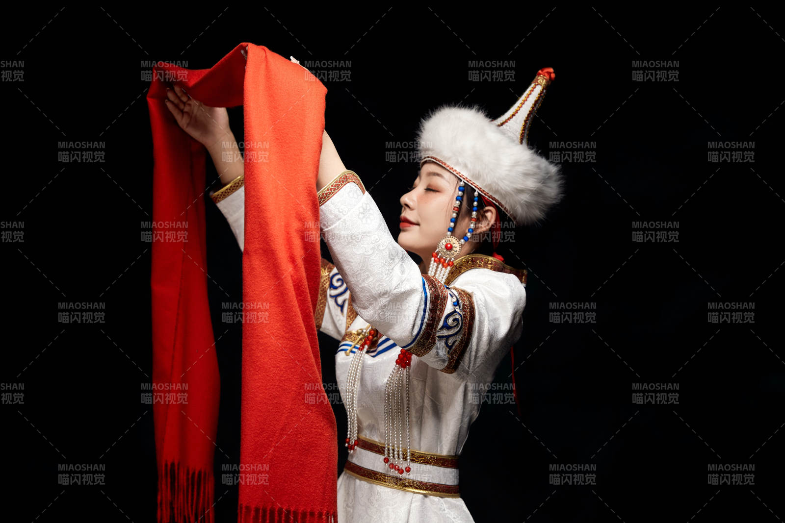 穿着蒙古族服饰的亚洲青年女性图片