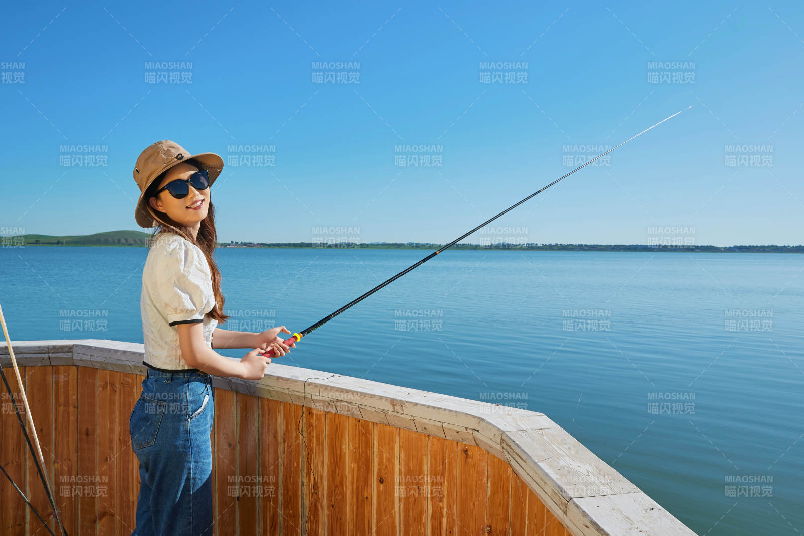 在湖畔木制帆船上的亚洲美女图片