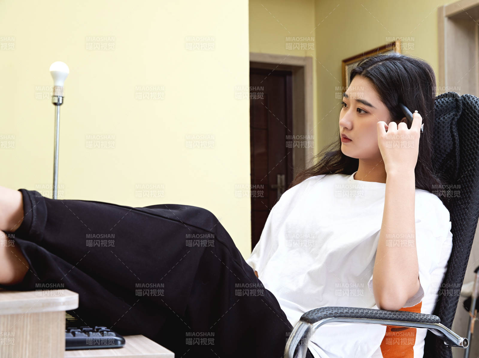 居家在电脑前创作插画的年轻美女图片