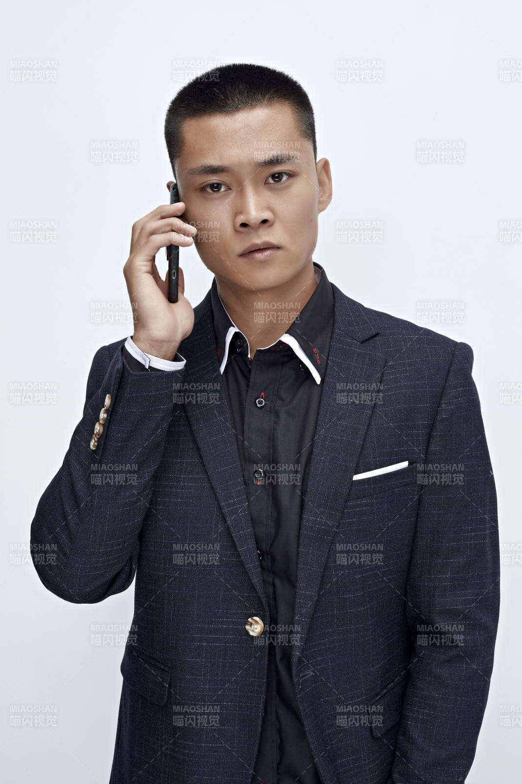 白色背景下的商务男士形象图片