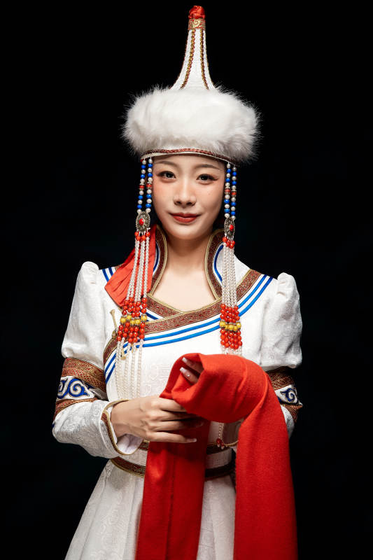 穿着蒙古族服饰的亚洲青年女性图片