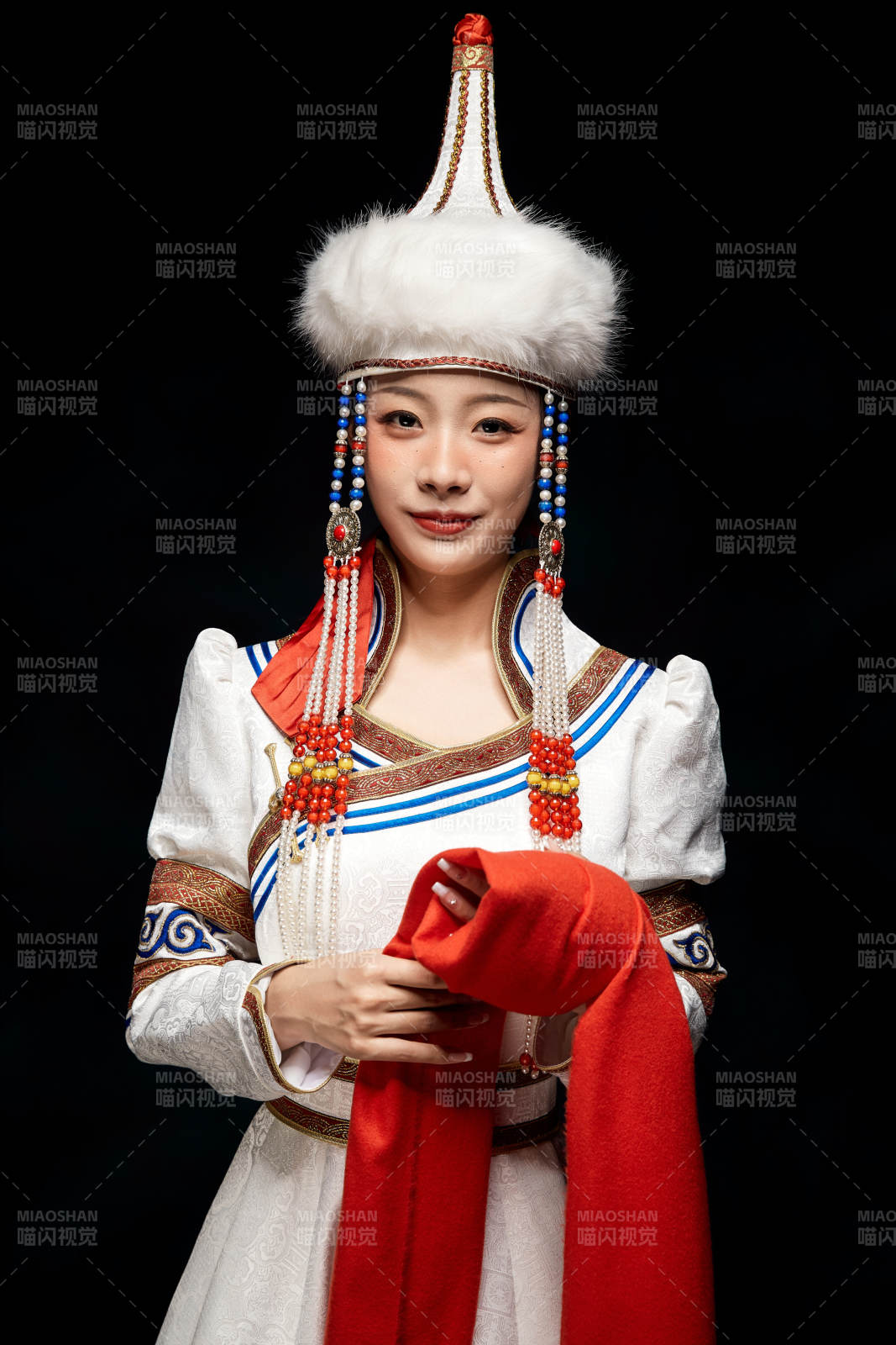 穿着蒙古族服饰的亚洲青年女性图片