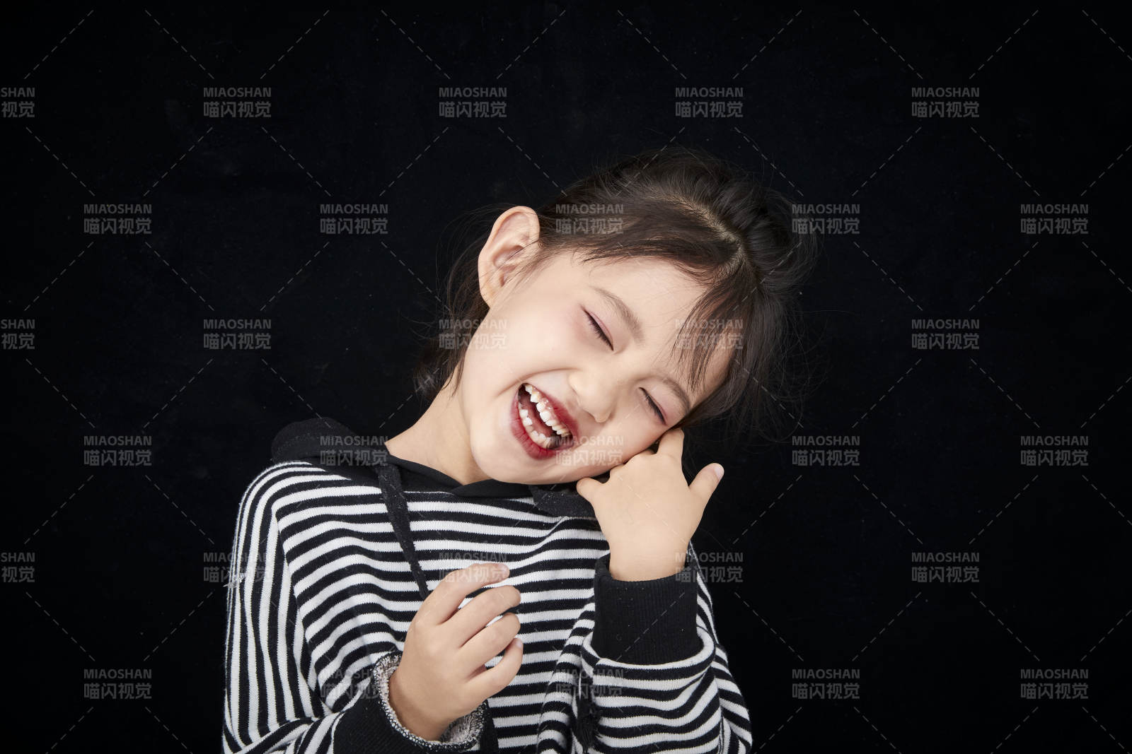 黑色背景的调皮可爱的亚洲小女孩儿童图片