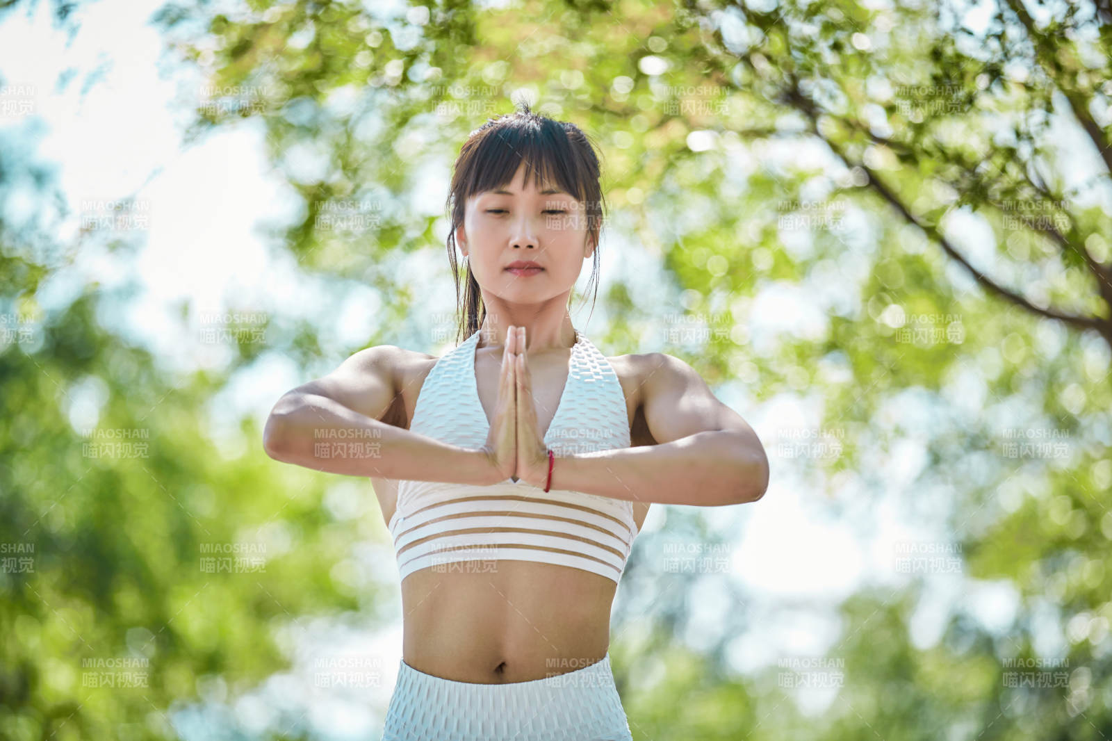湖畔公园做瑜伽动作的亚洲年轻女性图片