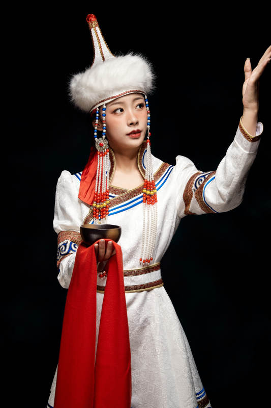 穿着蒙古族服饰的亚洲青年女性图片