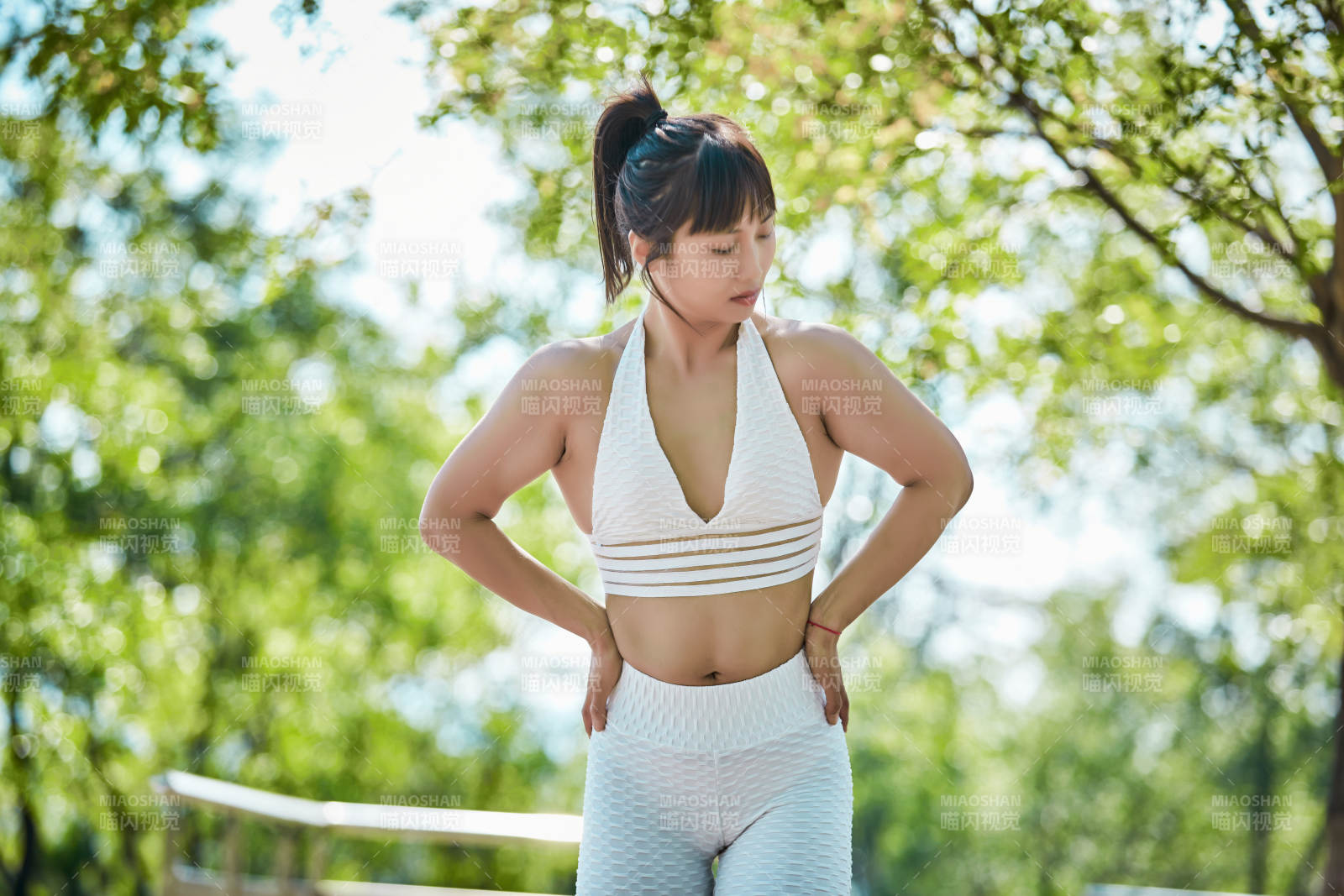 湖畔公园做瑜伽动作的亚洲年轻女性图片