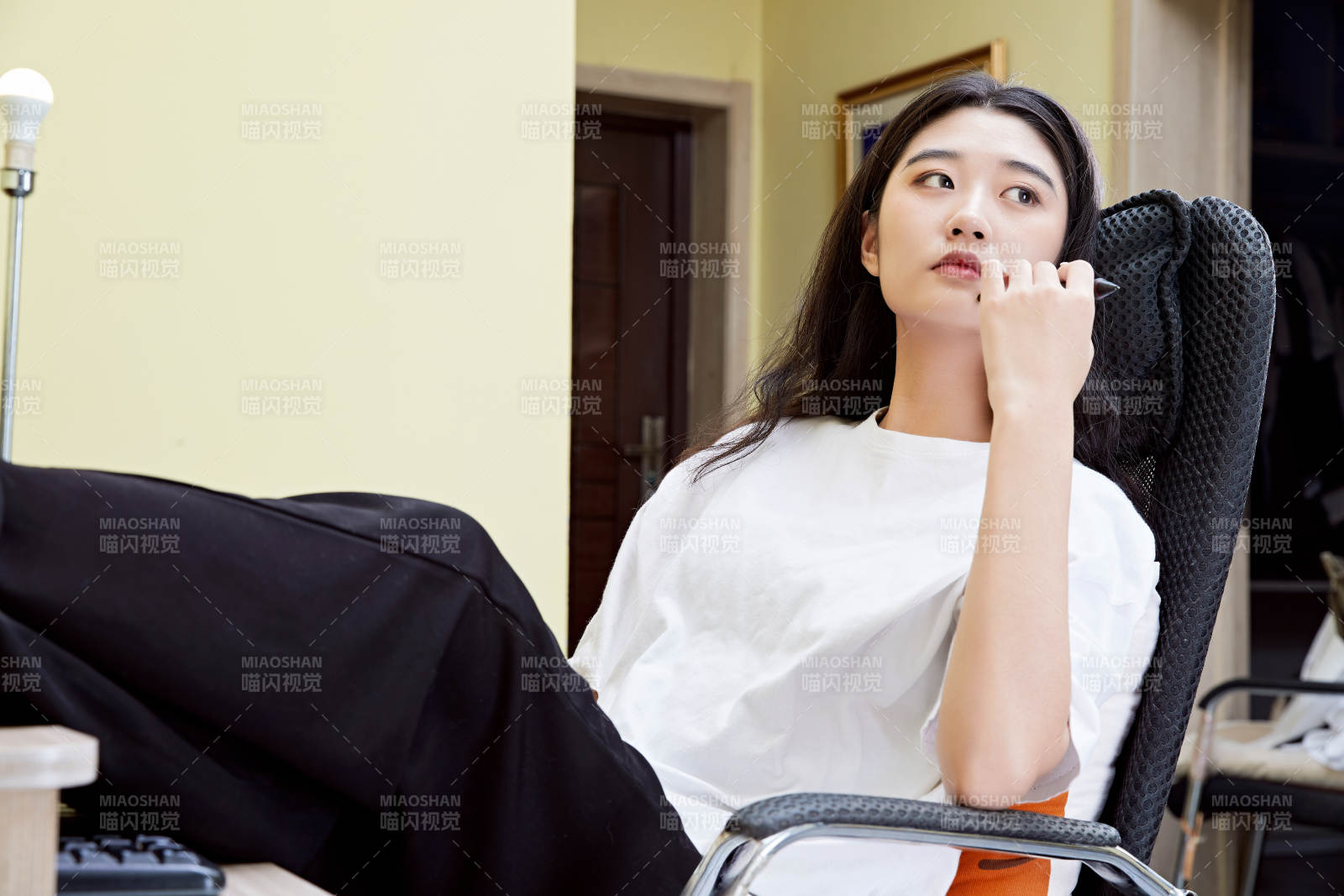 居家在电脑前创作插画的年轻美女图片