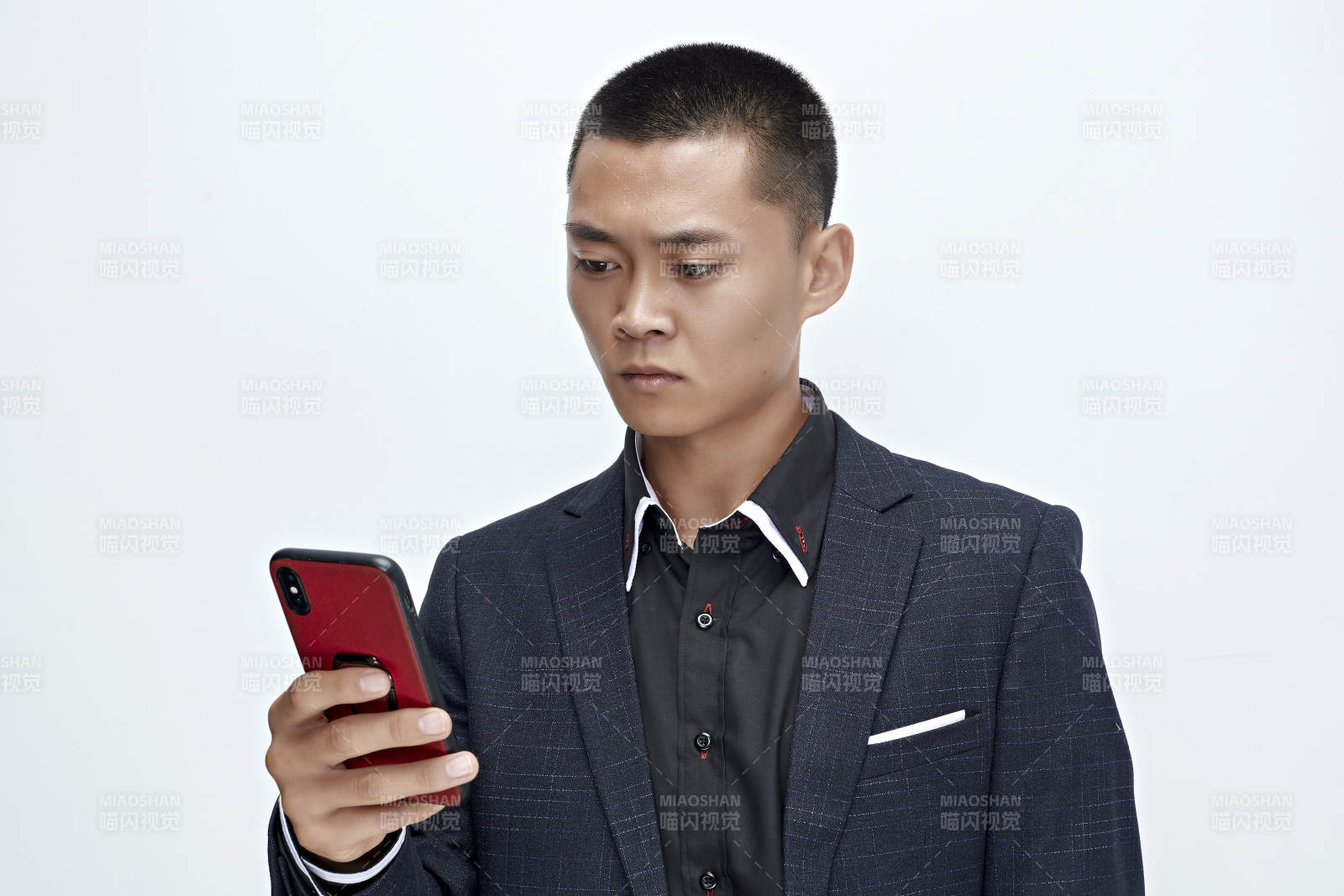 白色背景下的商务男士形象图片