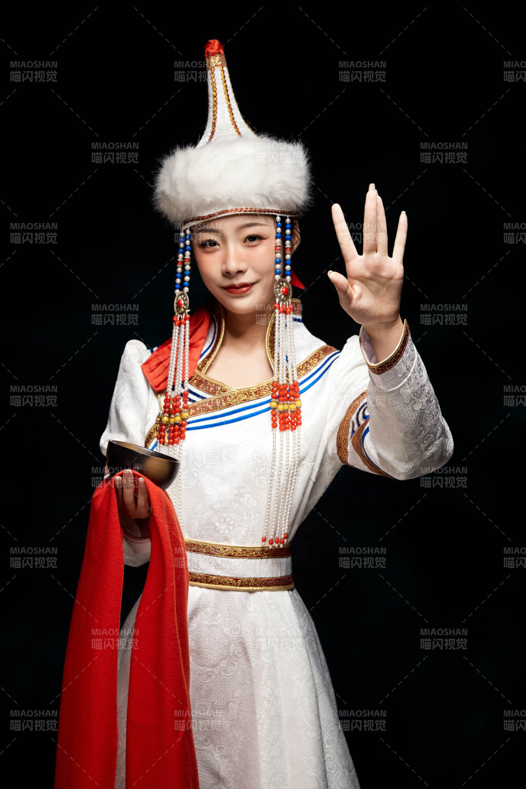 穿着蒙古族服饰的亚洲青年女性图片