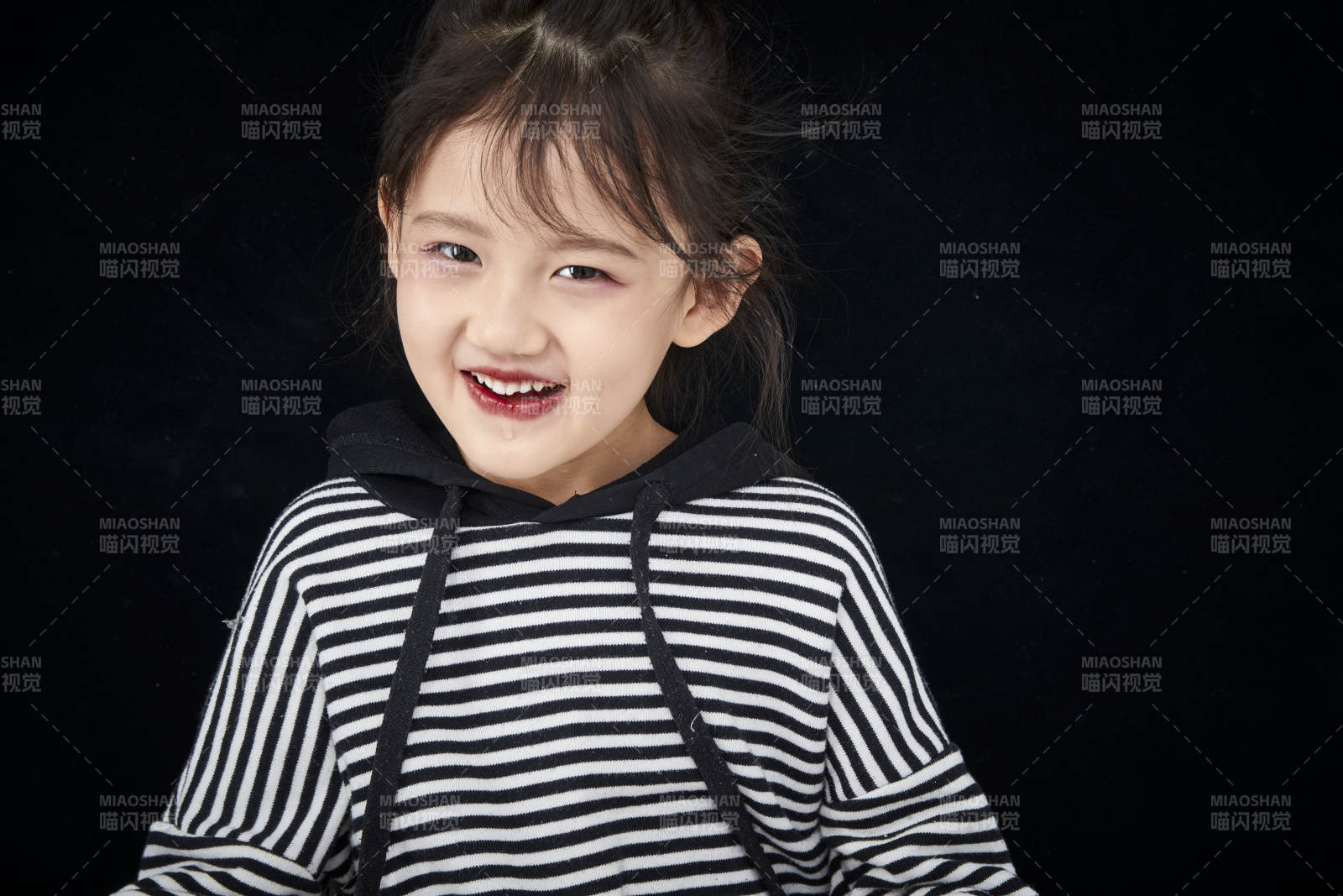 黑色背景的调皮可爱的亚洲小女孩儿童图片