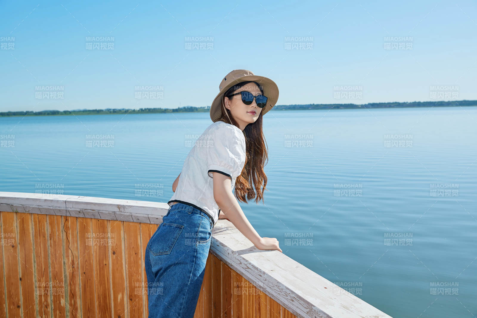 在湖畔木制帆船上的亚洲美女图片