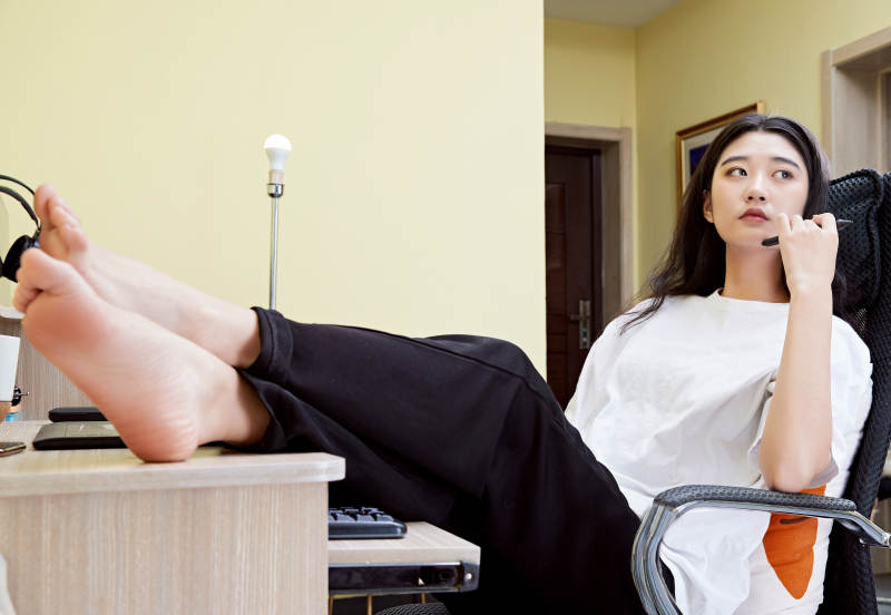 居家在电脑前创作插画的年轻美女图片