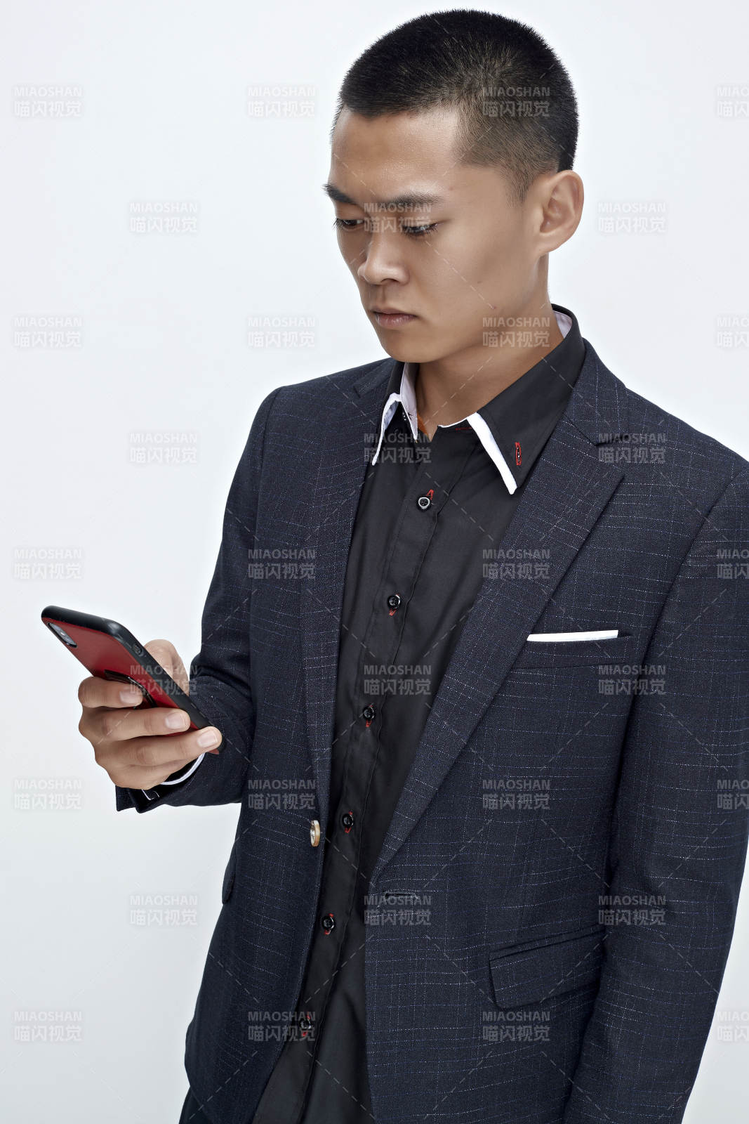 白色背景下的商务男士形象图片