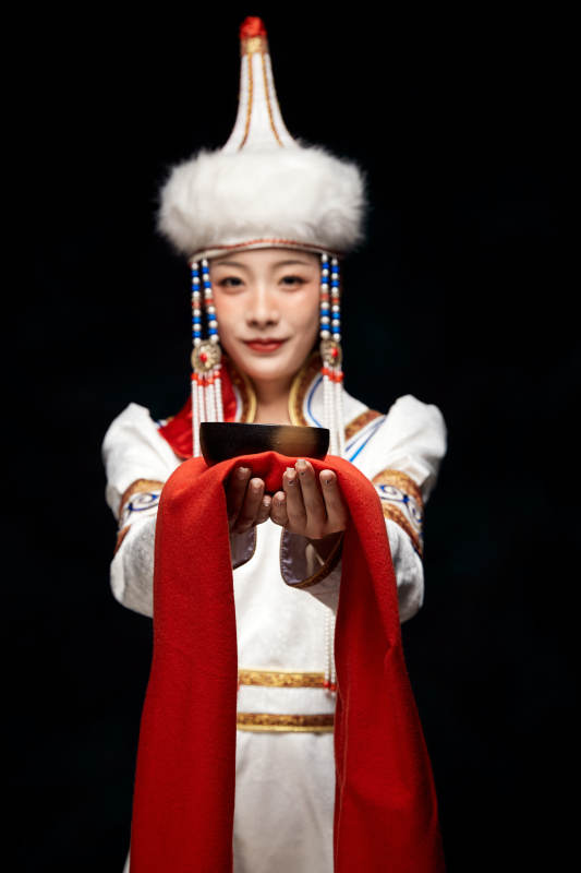 穿着蒙古族服饰的亚洲青年女性图片