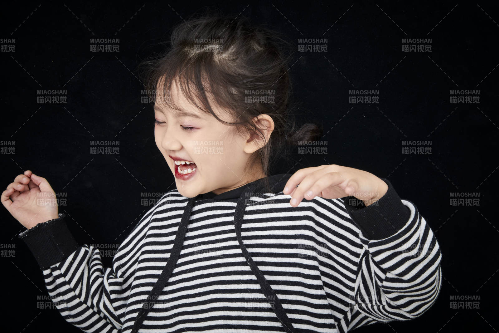 黑色背景的调皮可爱的亚洲小女孩儿童图片