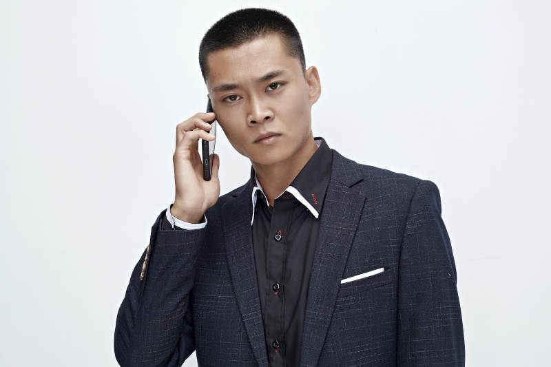 白色背景下的商务男士形象图片