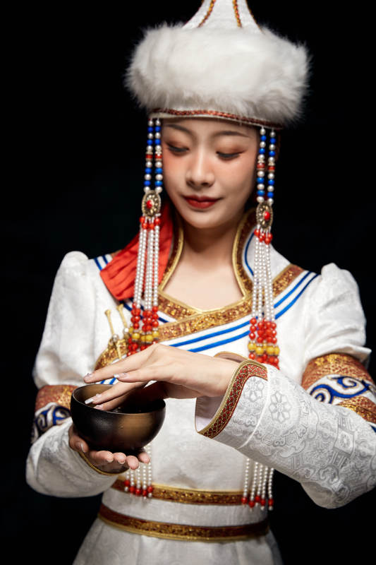 穿着蒙古族服饰的亚洲青年女性图片