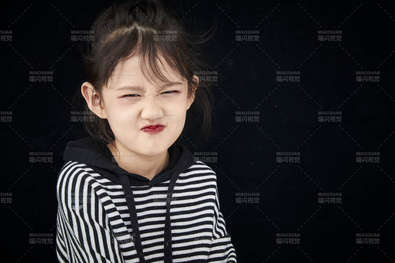 黑色背景的调皮可爱的亚洲小女孩儿童图片