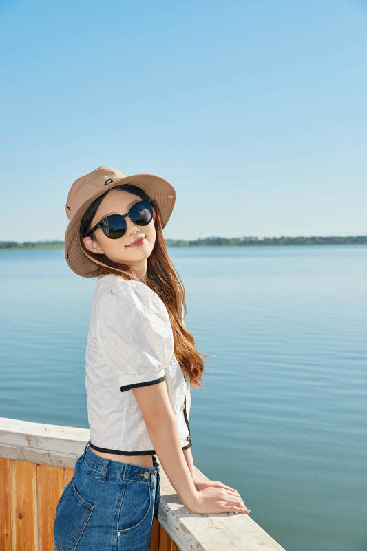 在湖畔木制帆船上的亚洲美女图片