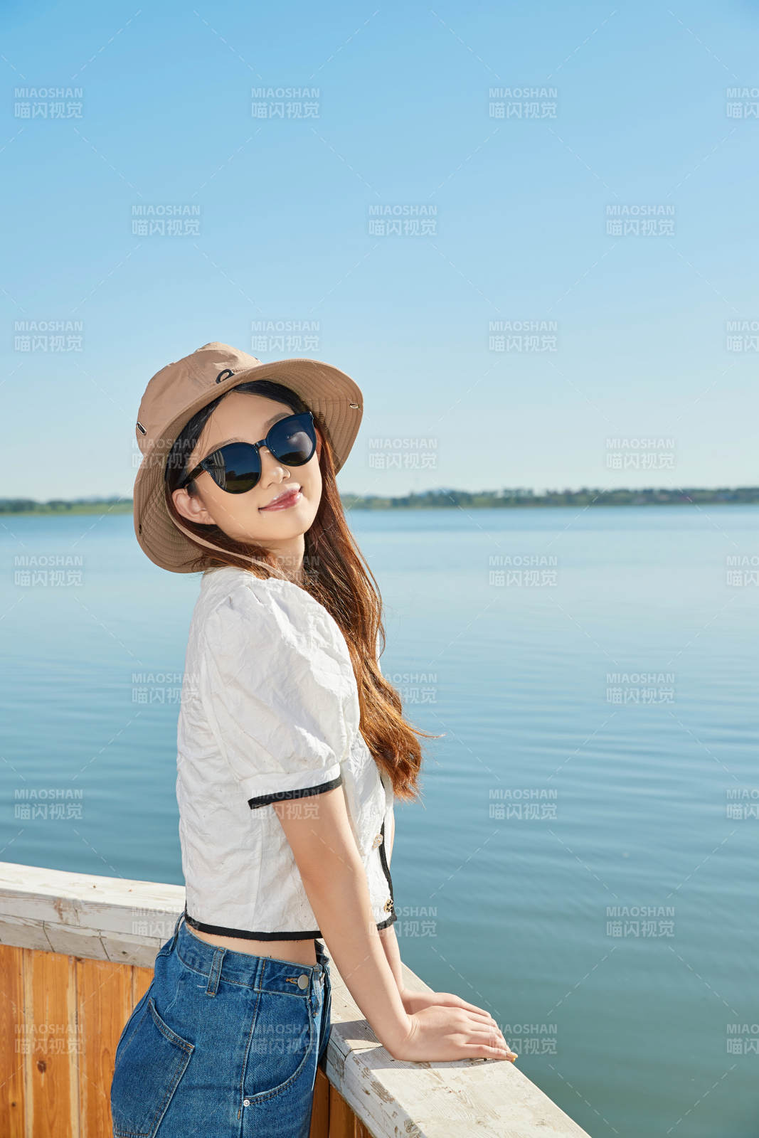 在湖畔木制帆船上的亚洲美女图片