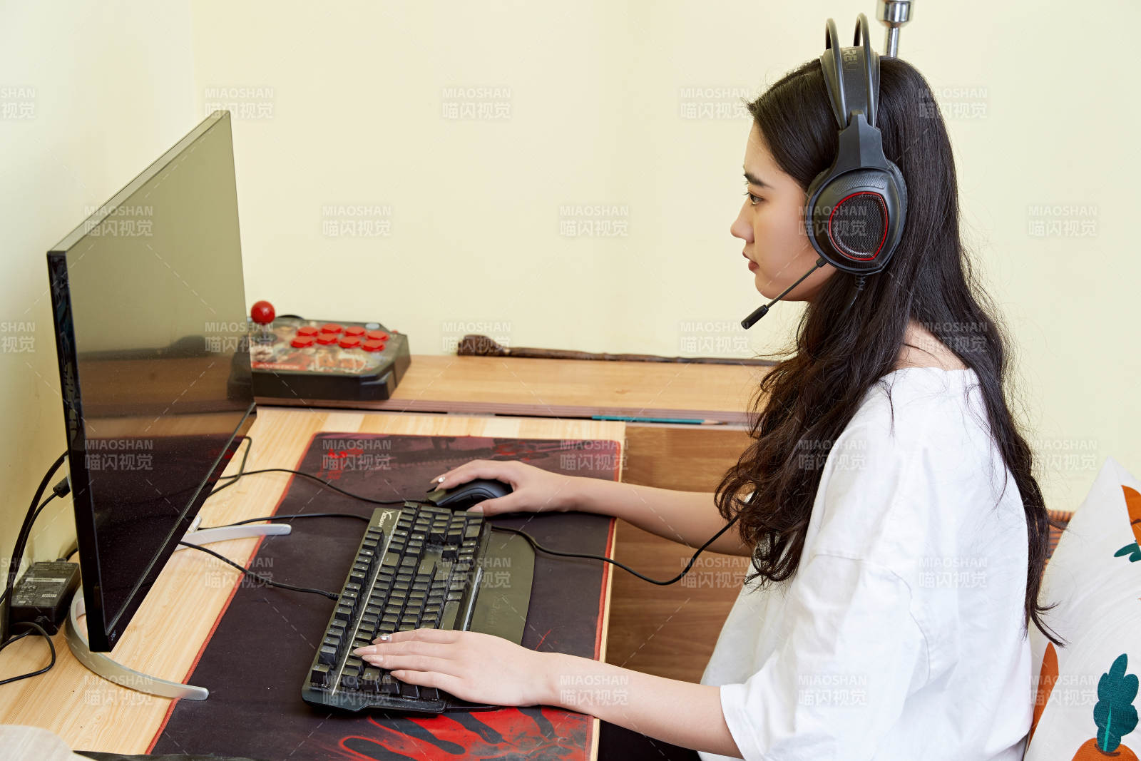 在家里坐在椅子上打游戏的美丽女孩图片