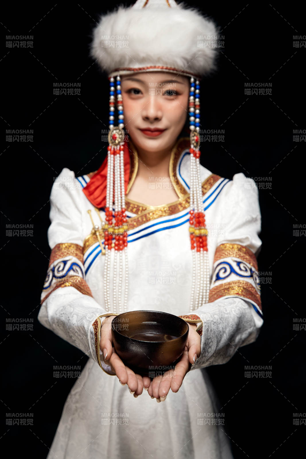 穿着蒙古族服饰的亚洲青年女性图片