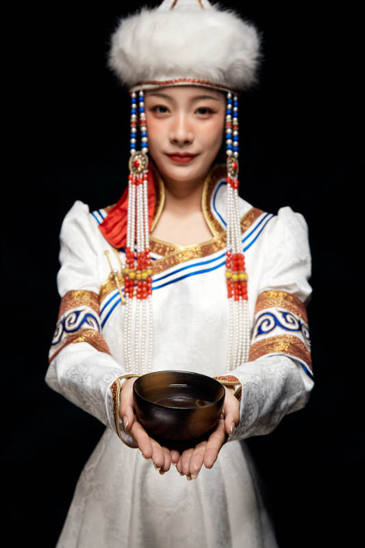 穿着蒙古族服饰的亚洲青年女性图片