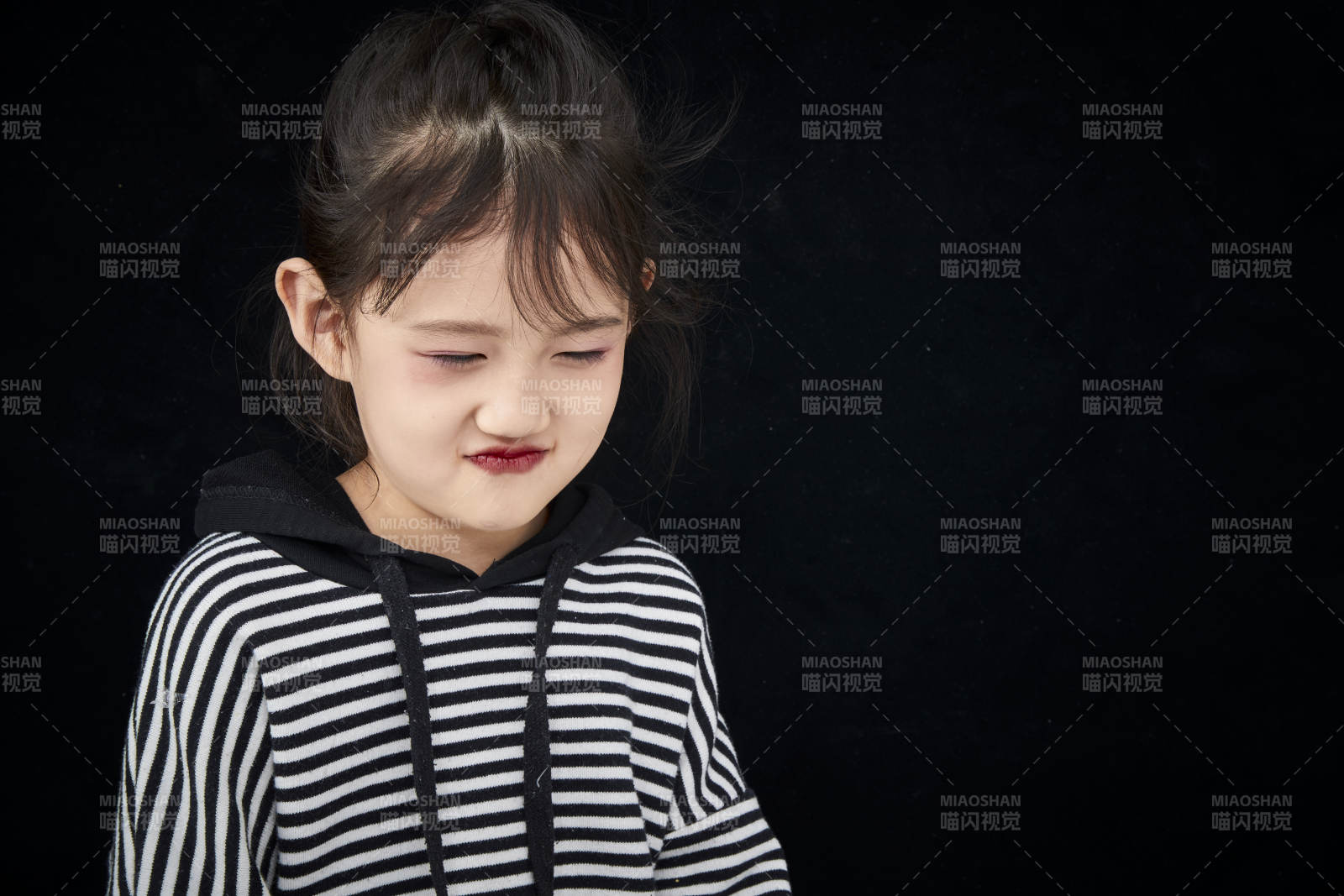 黑色背景的调皮可爱的亚洲小女孩儿童图片