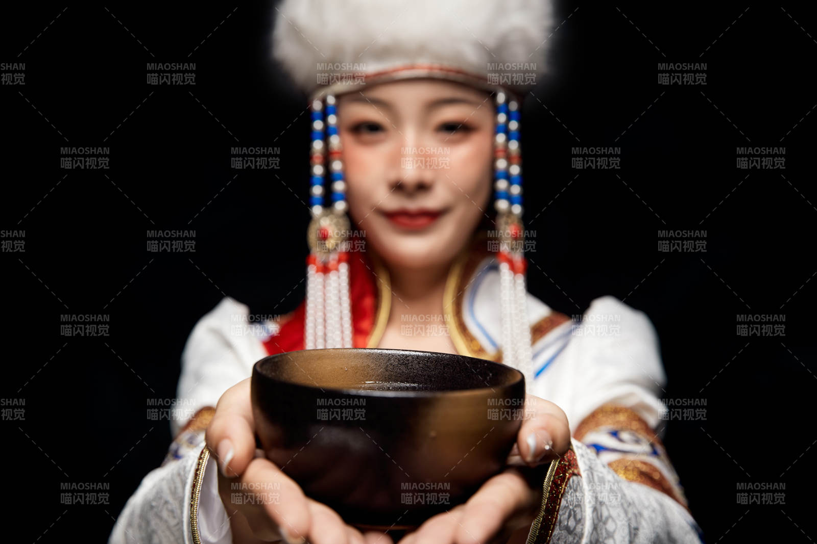 穿着蒙古族服饰的亚洲青年女性图片