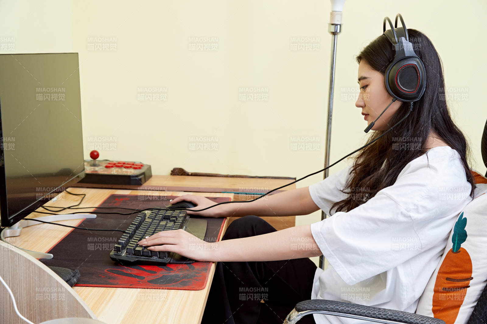 在家里坐在椅子上打游戏的美丽女孩图片