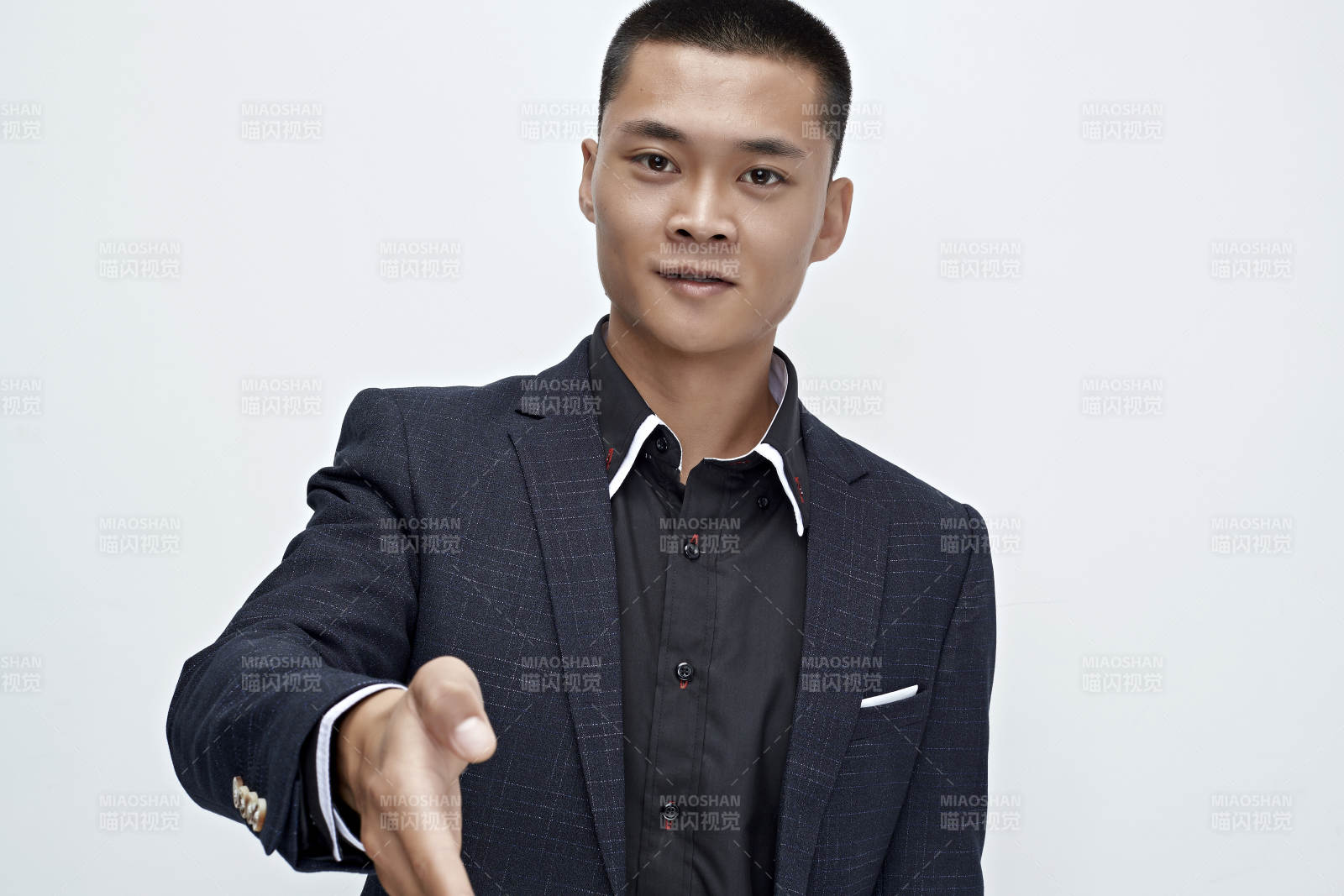 白色背景下的商务男士形象图片