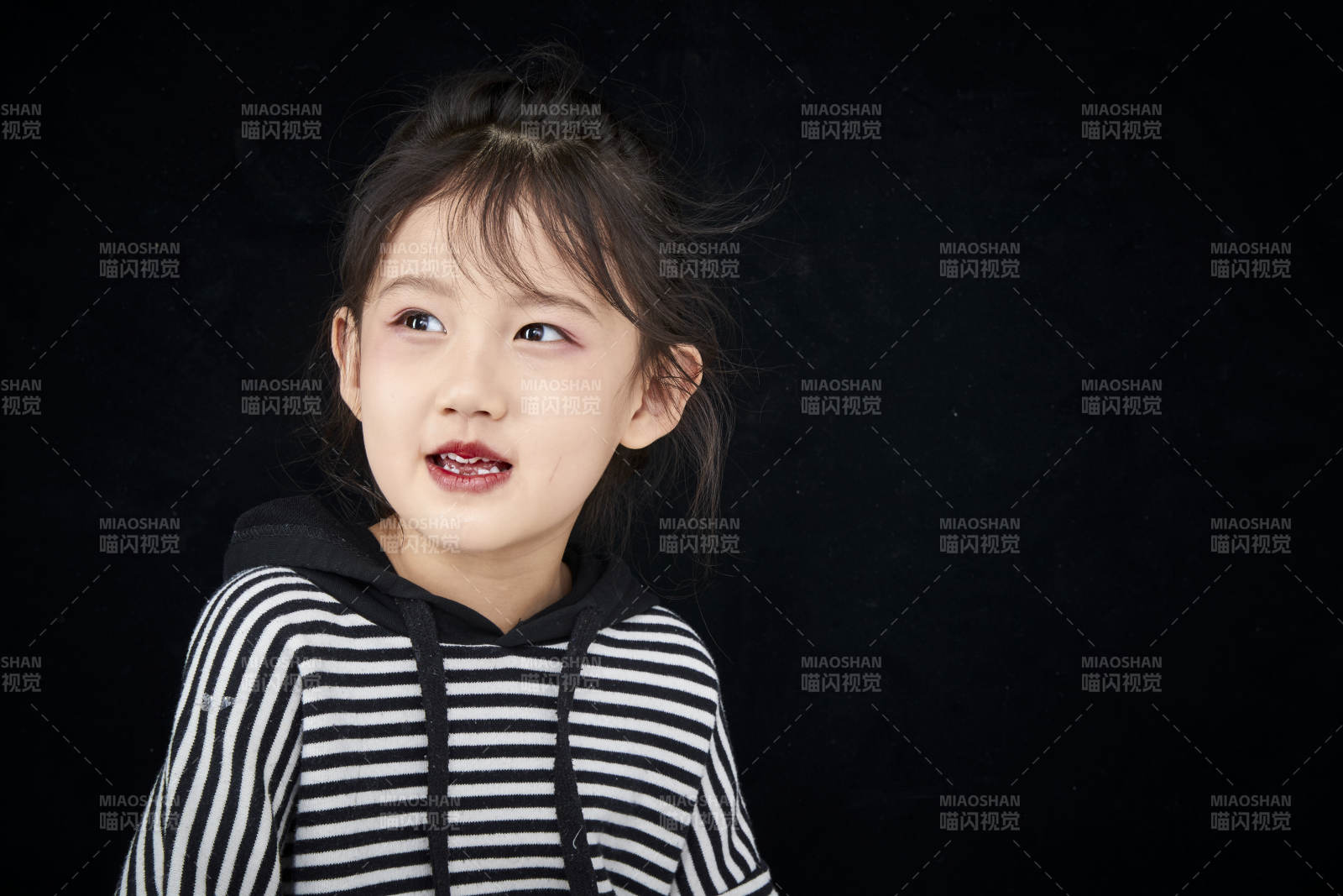 黑色背景的调皮可爱的亚洲小女孩儿童图片